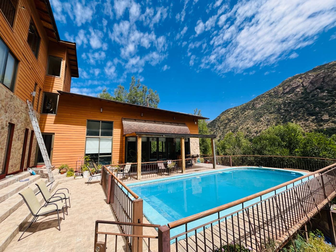 Casa con piscina y cordillera, trabajo en altura, Chile